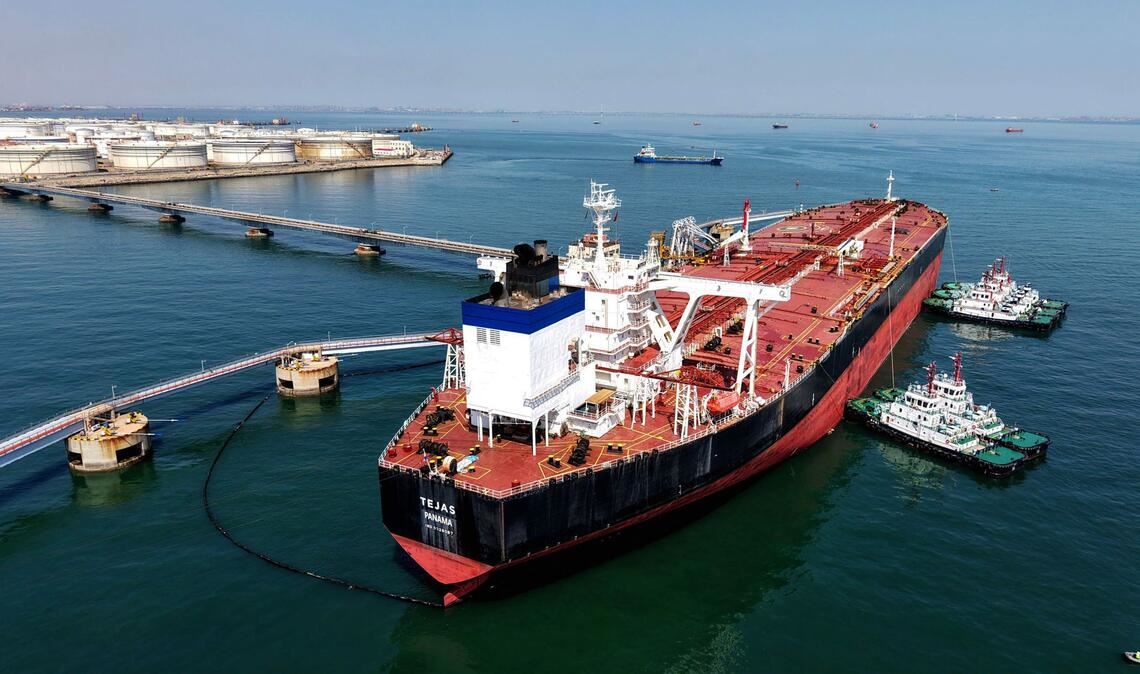Ein Öltanker in  Qingdao, Provinz Shandong im Osten Chinas. China kauft dem Iran seit Jahren etwa 90 Prozent des Rohöls, welches der Iran exportiert, zuverlässig ab.