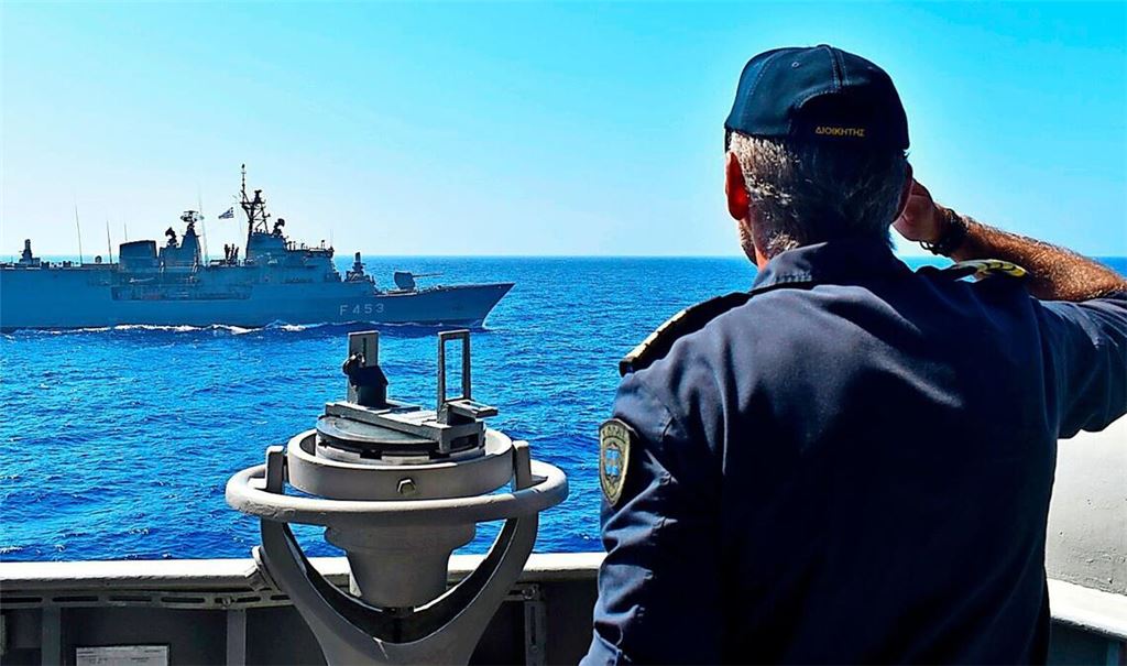 Ein Offizier salutiert während einer Militärübung im östlichen Mittelmeer.