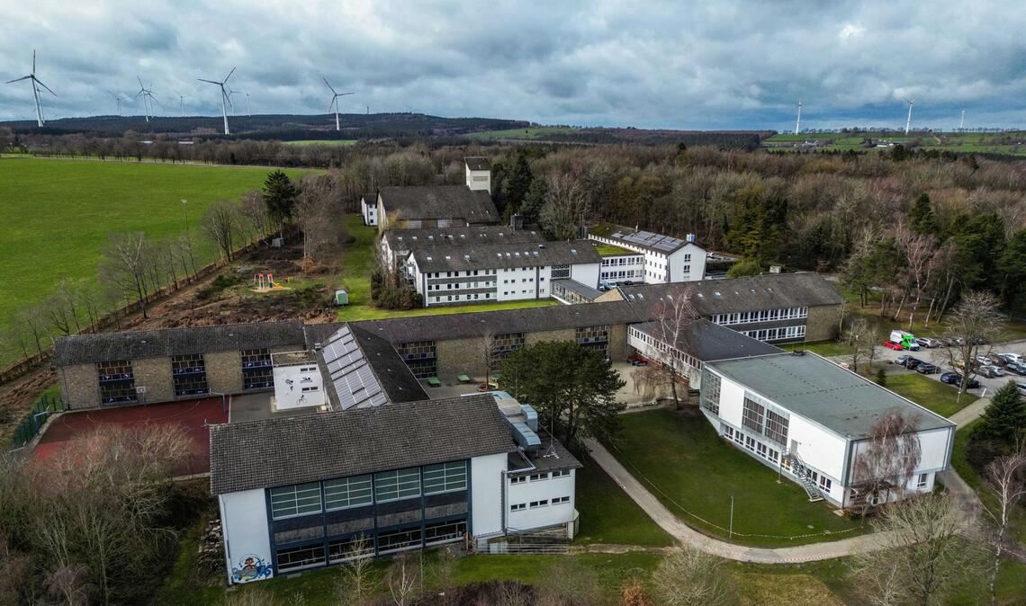 Ein Ort des Grauens: Das Franziskanerkloster (hinten) mit Gymnasium (vorne) und ehemaligem Internat (Mitte ) Vossenack in Hürtgenwald.