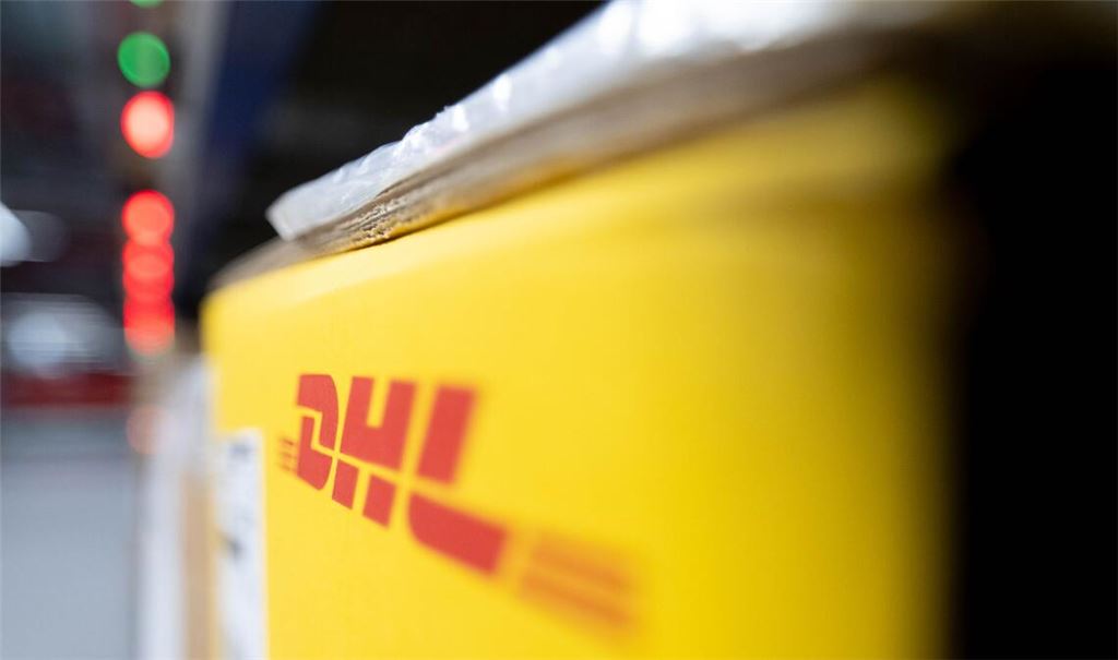 Ein Paket von DHL in einem Logistikzentrum - wertvolle Pakete in die USA werden vorerst nicht mehr angenommen.