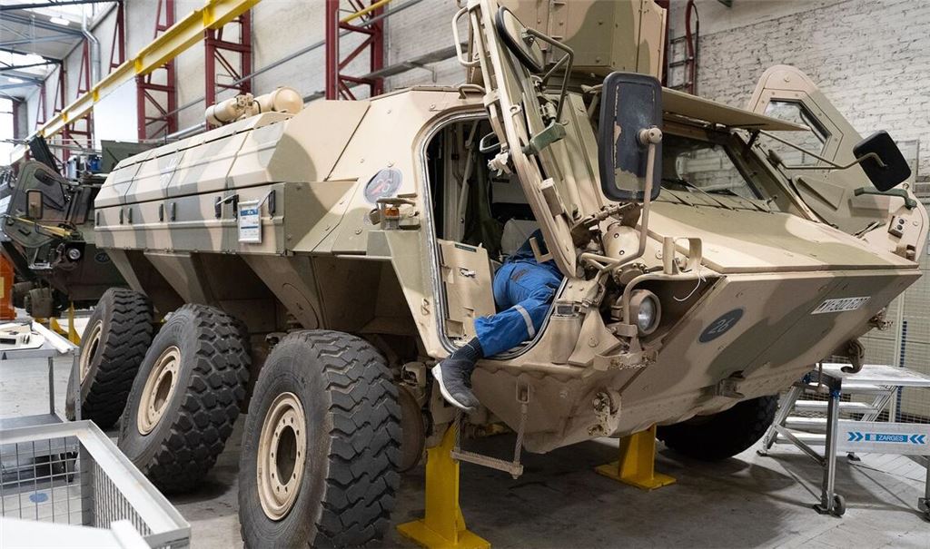 Ein Panzer vom Typ "Fuchs" in der Fertigung des Rüstungskonzerns Rheinmetall. (Archivbild)