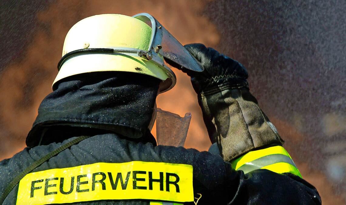 Ein Passant hat Rauch am Dachstuhl des Gebäudes entdeckt und die Einsatzkräfte alarmiert (Symbolbild).