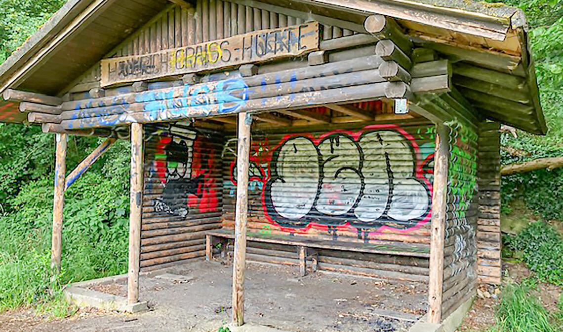 Ein Pfosten der Hütte wurde herausgerissen und als Brennmaterial verwendet. Fotos: privat