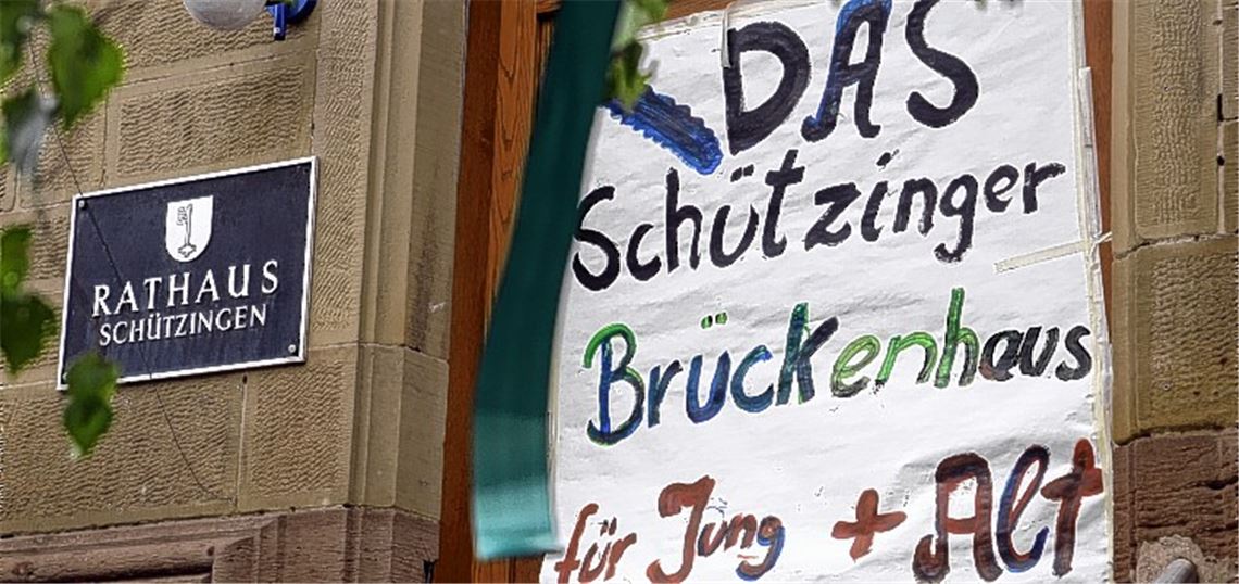 Ein Plakat an der Türe des Schützinger Rathauses ist nicht nur ein Maischerz: Die Bürger wollen es behalten. 