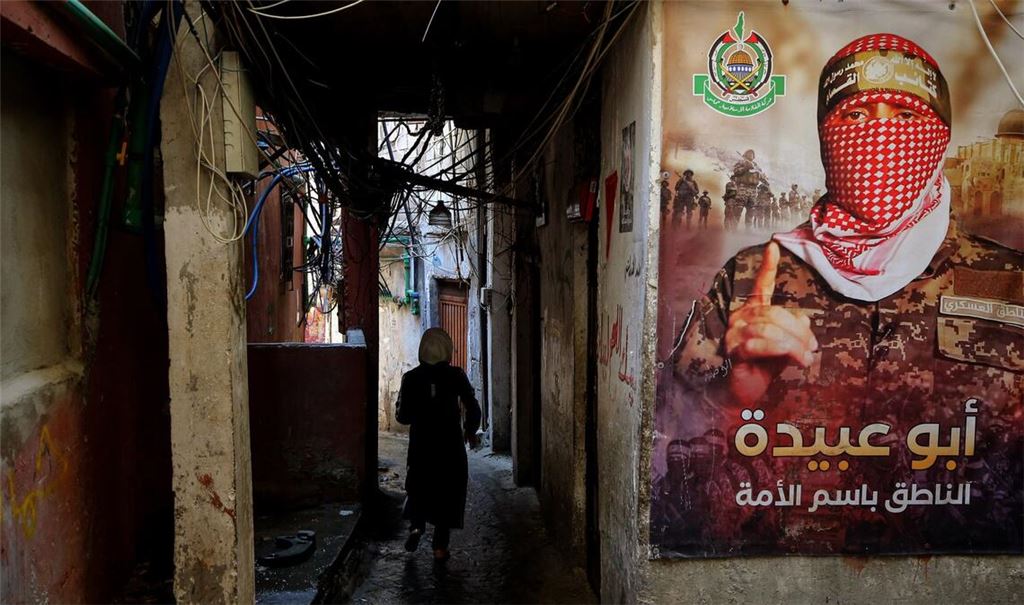 Ein Plakat des Hamas-Sprechers Abu Obeida. (Archivbild)