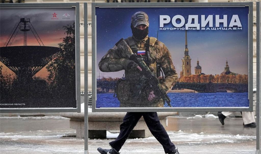 Ein Plakat mit dem Bild eines russischen Soldaten und der Aufschrift "Wir verteidigen das Vaterland" in St. Petersburg.