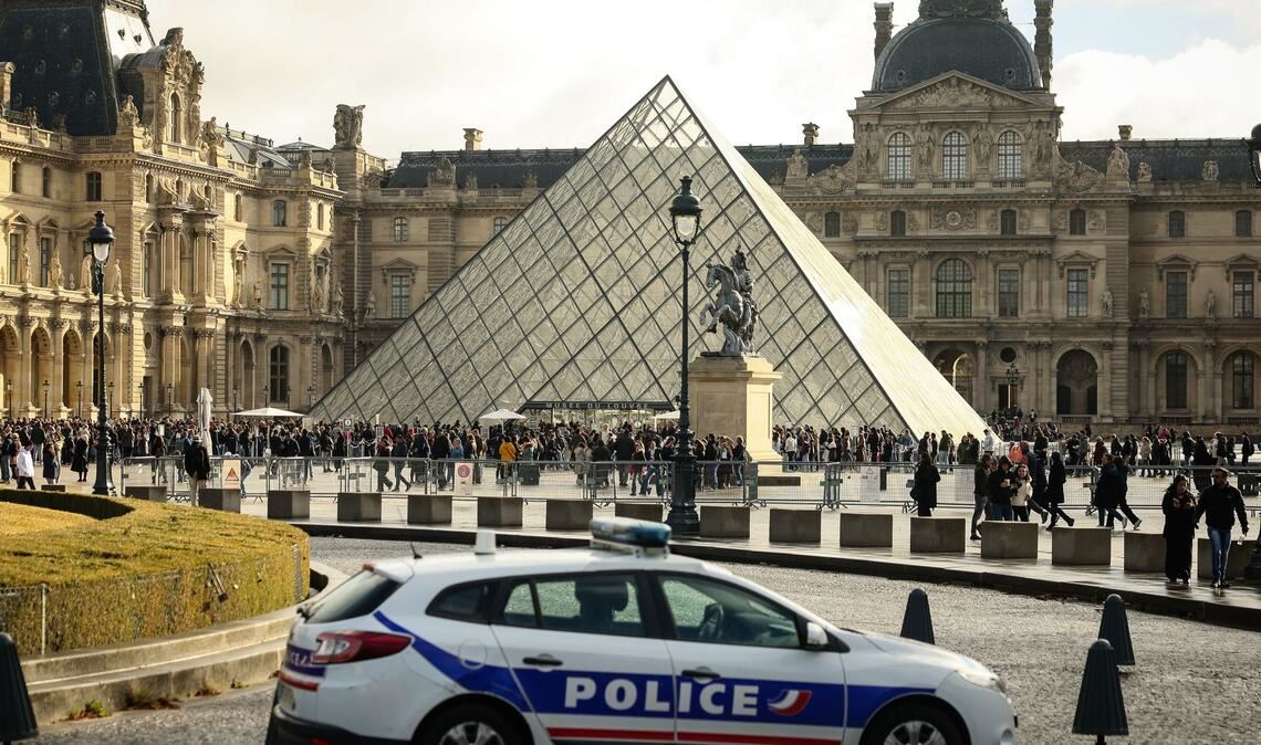 Bilder des Tages Ein Polizeiauto parkt im Hof des Louvre. Eine Woche nach dem spektakulären Kunstraub im Pariser Louvre hat es zwei Festnahmen gegeben.