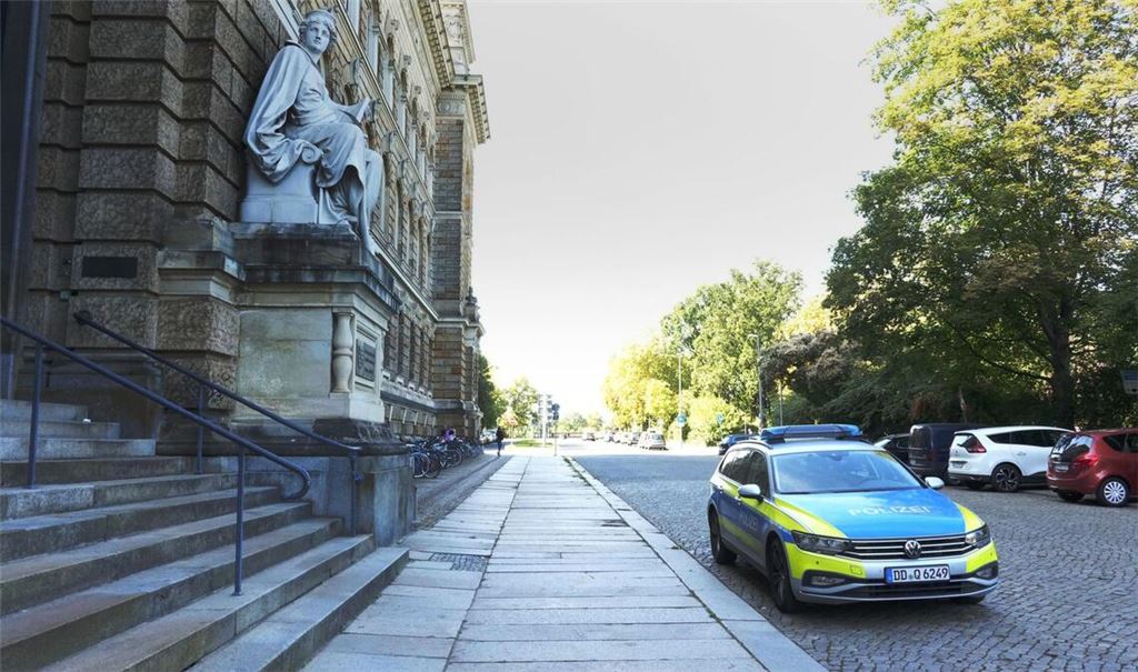 Ein Polizeiauto steht vor dem Gebäude der Saatstanwaltschaft. (Archvibild)