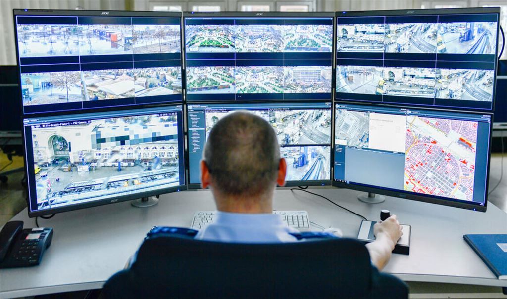 Ein Polizeibeamter in Mannheim hat Videobilder aus der Stadt im Blick. In Stuttgart soll es nicht nur stationäre Videoaugen auf dem Schlossplatz geben, sondern künftig auch eine mobile Überwachungsanlage an wechselnden Brennpunkten.