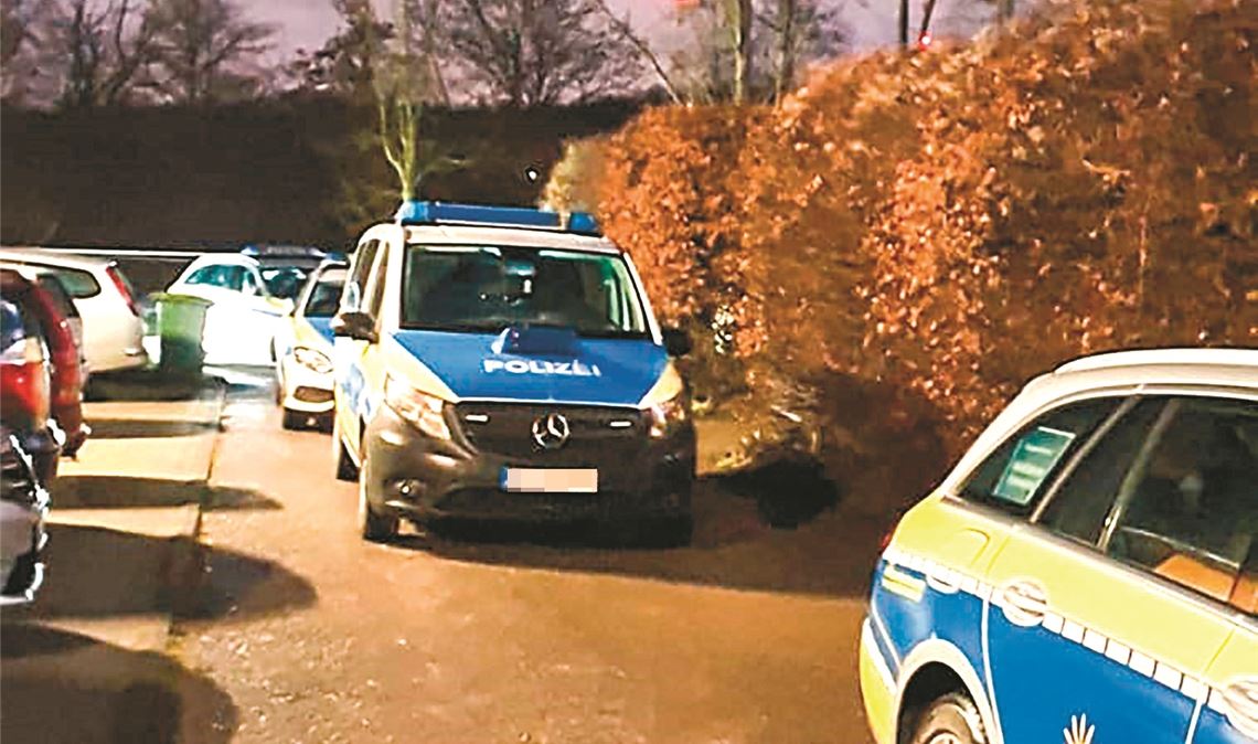 Ein Polizeieinsatz mit zunächst zwei und dann weiteren Streifenwagenbesatzungen ist die Folge eines anonymen Hinweises auf eine möglicherweise nicht den Coronaregeln entsprechende Versammlung in einer Mühlacker Gaststätte am 28. Dezember 2020. Vor Ort wollen die Beamten die Personalien der Teilnehmer aufnehmen, was sich mühsam gestaltet. Im Zuge der Kontrolle soll eine Frau einem Polizisten auf die Brust geschlagen haben. Deshalb läuft jetzt ein Prozess vor dem Maulbronner Amtsgericht, bei dem es äußerst gegensätzliche Angaben zu dem Vorfall gibt. Die Versammlung der „Selbsthilfegruppe“ war indessen trotz Lockdowns rechtlich gesehen legal. Foto: Archiv