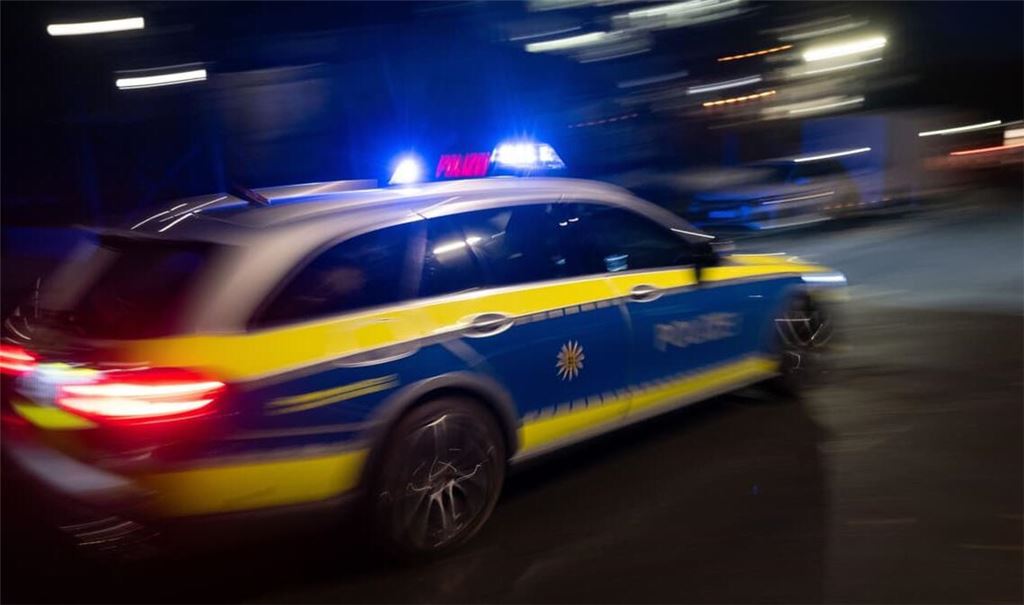 Ein Polizeifahrzeug fährt im Rahmen eines Fototermins mit Blaulicht an einem Gebäude vorbei (gestellte Szene, Langzeitblichtung mit Wischeffekt). (zu dpa: «Blutüberströmter Mann stoppt Auto nach Messerattacke»)