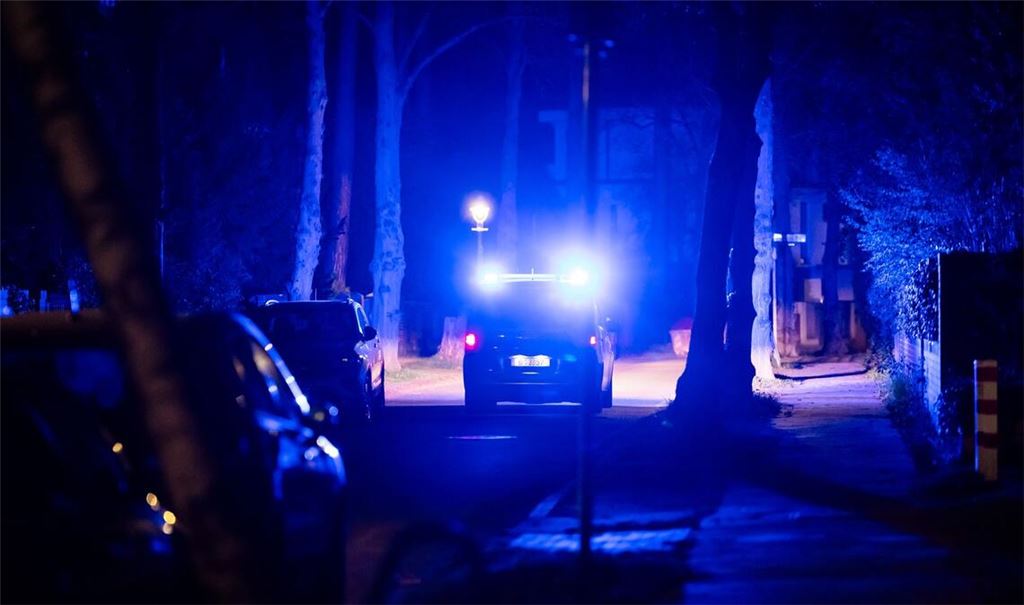 Ein Polizeifahrzeug fährt während eines Stromausfalls durch die Beskidenstraße im Berliner Ortsteil Nikolassee.