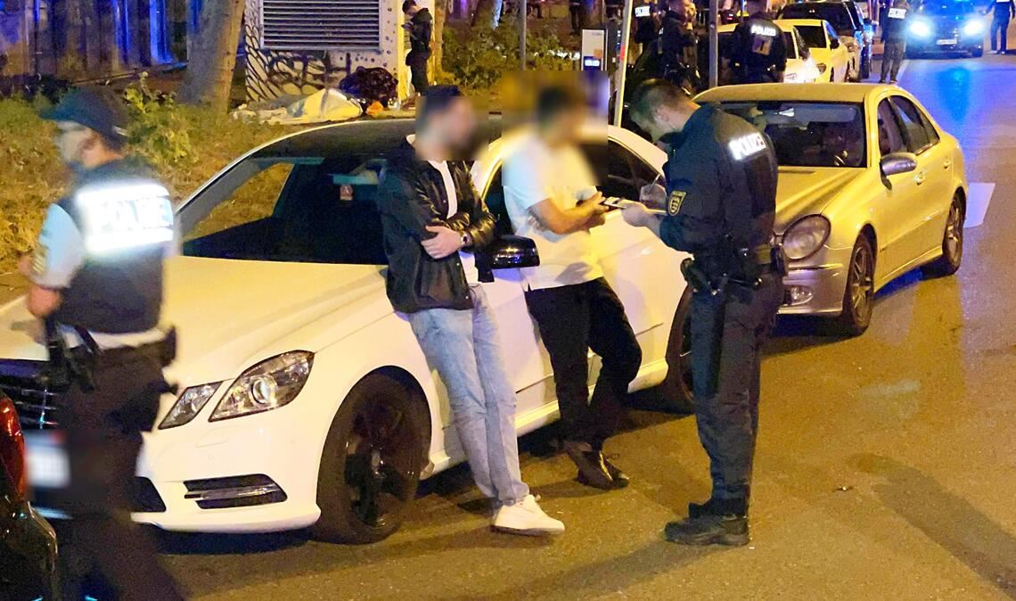 Ein Polizist  einer Beweissicherungs- und Festnahmeeinheit kontrolliert in der Stuttgarter Theodor-Heuss-Straße Teilnehmer eines Autokorsos. Ein Polizist  einer Beweissicherungs- und Festnahmeeinheit kontrolliert in der Stuttgarter Theodor-Heuss-Straße Teilnehmer eines Autokorsos.