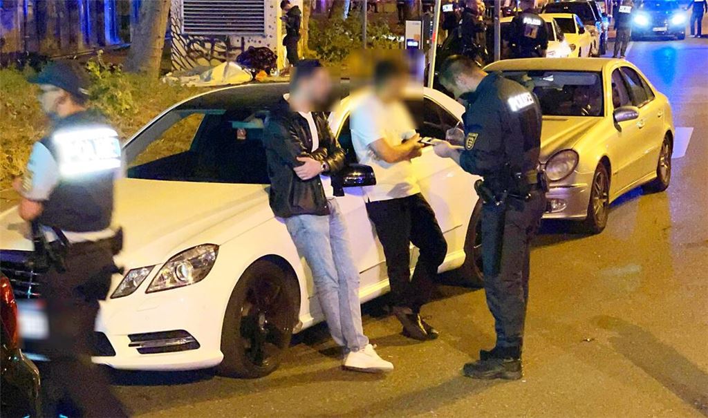 Ein Polizist  einer Beweissicherungs- und Festnahmeeinheit kontrolliert in der Stuttgarter Theodor-Heuss-Straße Teilnehmer eines Autokorsos. Ein Polizist  einer Beweissicherungs- und Festnahmeeinheit kontrolliert in der Stuttgarter Theodor-Heuss-Straße Teilnehmer eines Autokorsos.