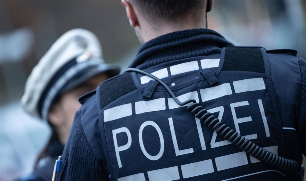 Ein Polizist konnte den Mann aus dem Wasser ziehen. (Symbolfoto)