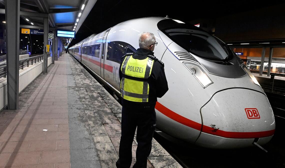 Ein Polizist steht auf einem Bahnsteig im Bahnhof Siegburg.