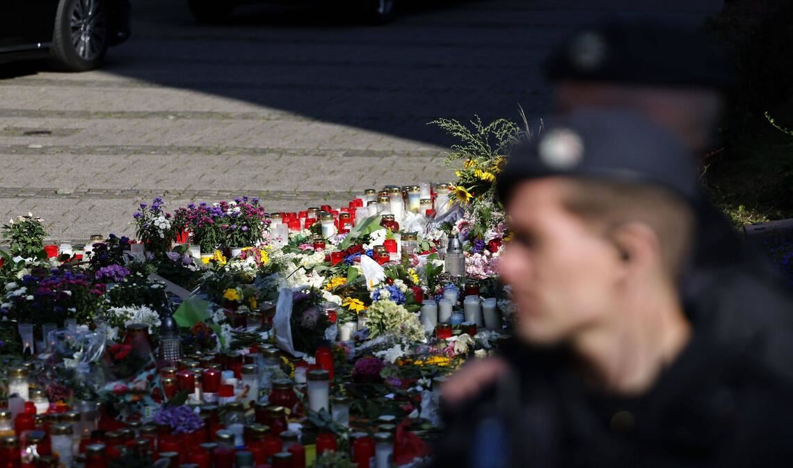 Ein Polizist steht vor einem Blumen, die Menschen abgelegt haben, um der drei Todesopfer eines Anschlags aus dem August 2024 zu gedenken. (Archivbild)
