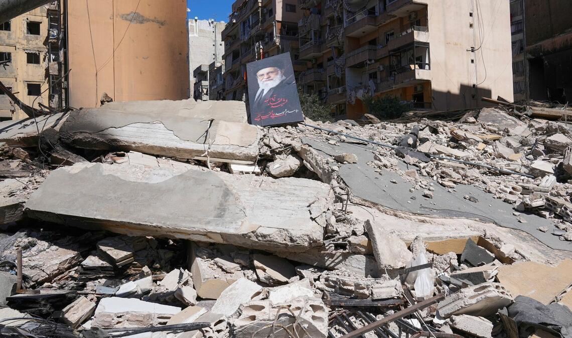Ein Porträ¤t des verstorbenen iranischen Obersten Führers Chamenei auf den Trümmern eines GebÃ¤udes, das durch einen israelischen Luftangriff in Beirut zerstört wurde.