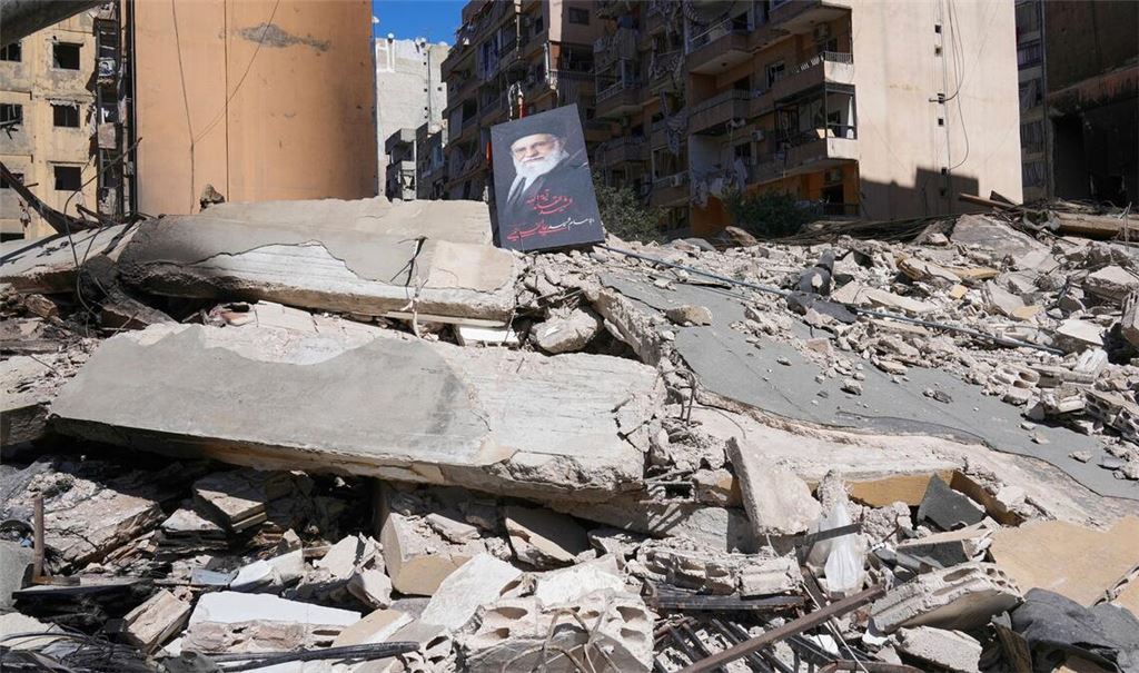 Ein Porträ¤t des verstorbenen iranischen Obersten Führers Chamenei auf den Trümmern eines GebÃ¤udes, das durch einen israelischen Luftangriff in Beirut zerstört wurde.