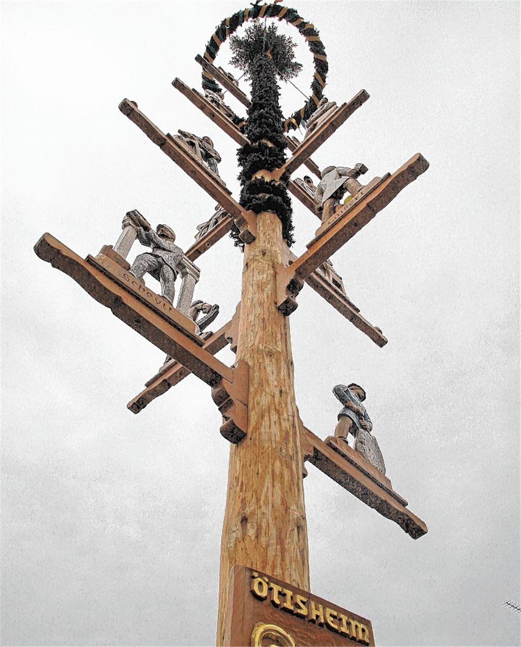 Ein Prachtstück: Am Ötisheimer Maibaum scheiden sich die Geister. Foto: Archiv Hansen