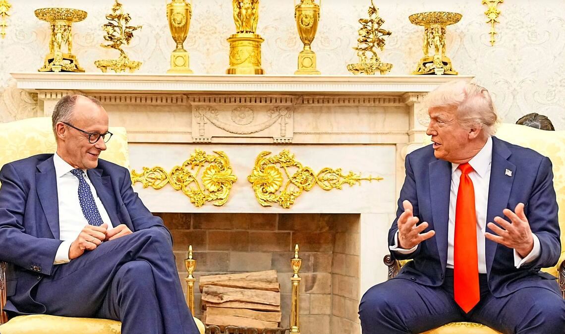 Ein Präsident, der das Gold liebt: Donald Trump (re.) mit Kanzler Friedrich Merz  im Oval Office