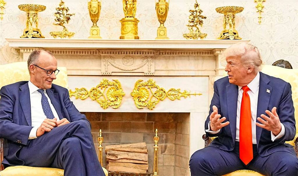 Ein Präsident, der das Gold liebt: Donald Trump (re.) mit Kanzler Friedrich Merz  im Oval Office