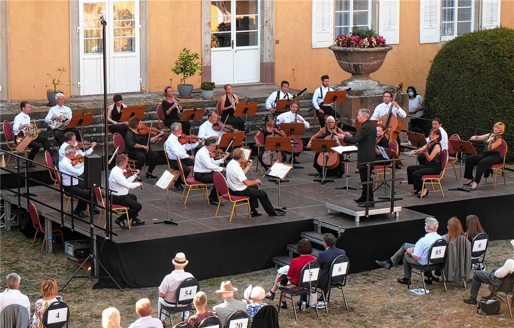 Ensemble genießt das Geräusch des Applauses