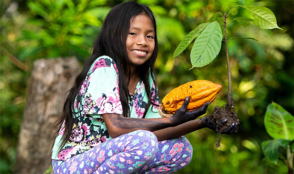 Ein Projekt, das von den Sternsingern gefördert wird und dieses Jahr im Fokus steht: Kinder in Amazonien setzen Bäume und pflanzen damit Hoffnung in den Boden und in die Herzen. Foto: Florian Kopp/Kindermissionswerk