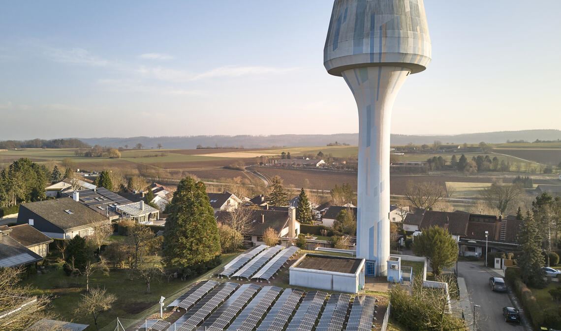 Ein Projekt der Bürger-Energie-Genossenschaft: Neben dem Wasserturm ist eine neue Photovoltaikanlage entstanden, die die Wasserpumpen mit Strom versorgt. Fotos: Keller