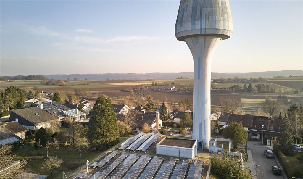 Ein Projekt der Bürger-Energie-Genossenschaft: Neben dem Wasserturm ist eine neue Photovoltaikanlage entstanden, die die Wasserpumpen mit Strom versorgt. Fotos: Keller