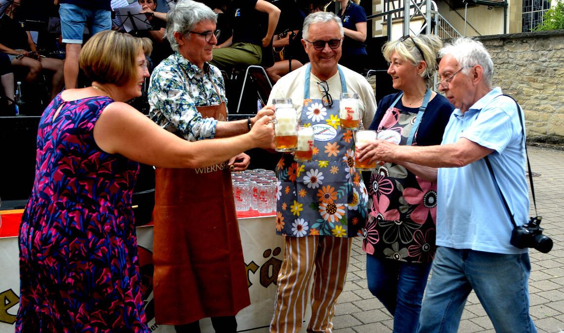 Ein Prosit auf das Fest: Ellen Jörger (vl.li.), Bürgermeister Armin Pioch, Federico Tamburini, Maria Rosa und Rudolf Krauth stoßen zur Festeröffnung an. Fotos: Stahlfeld