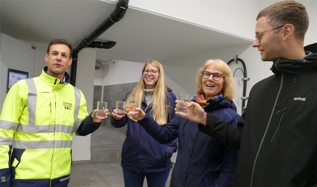 Ein Prosit auf das Mühlacker Trinkwasser (v. li.): Frederik Trockel von den Stadtwerken, Corinna Benkel, die Leiterin des Landwirtschaftsamtes Enzkreis, Wasserschutzgebietsberaterin Nicole Wenz und der zuständige Enzkreis-Dezernent Holger Nickel. Fotos: Weimper