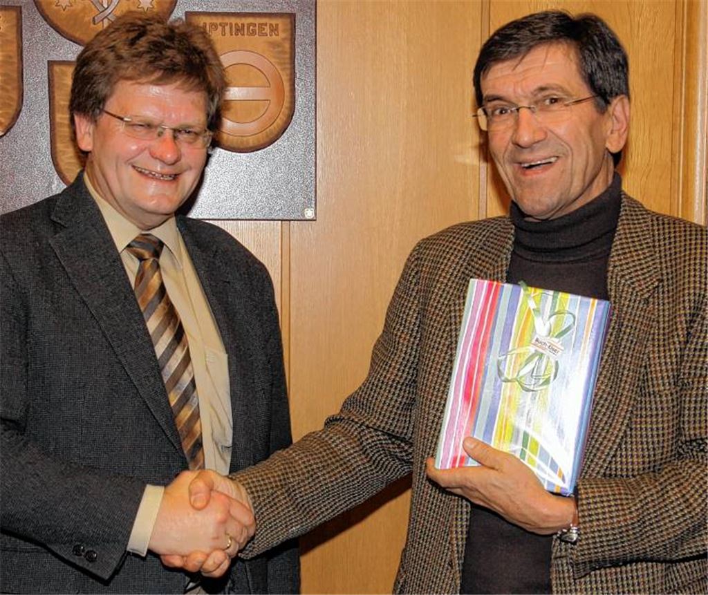 Ein Prosit auf den Jubilar: Bei einem kleinen Überraschungsempfang für Karlheinz Oehler gratulieren unter anderem sein Stellvertreter Rainer Zundel (Bild li.) und Mühlackers OB Frank Schneider.