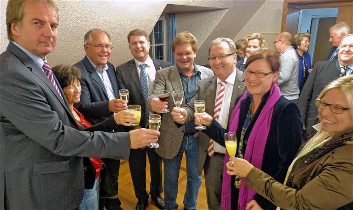 Ein Prosit auf den alten und neuen Knittlinger Bürgermeister Heinz-Peter Hopp (li.) gibt es im Kreis der Gratulanten – unter ihnen auch Bürgermeister aus den Umlandkommunen.