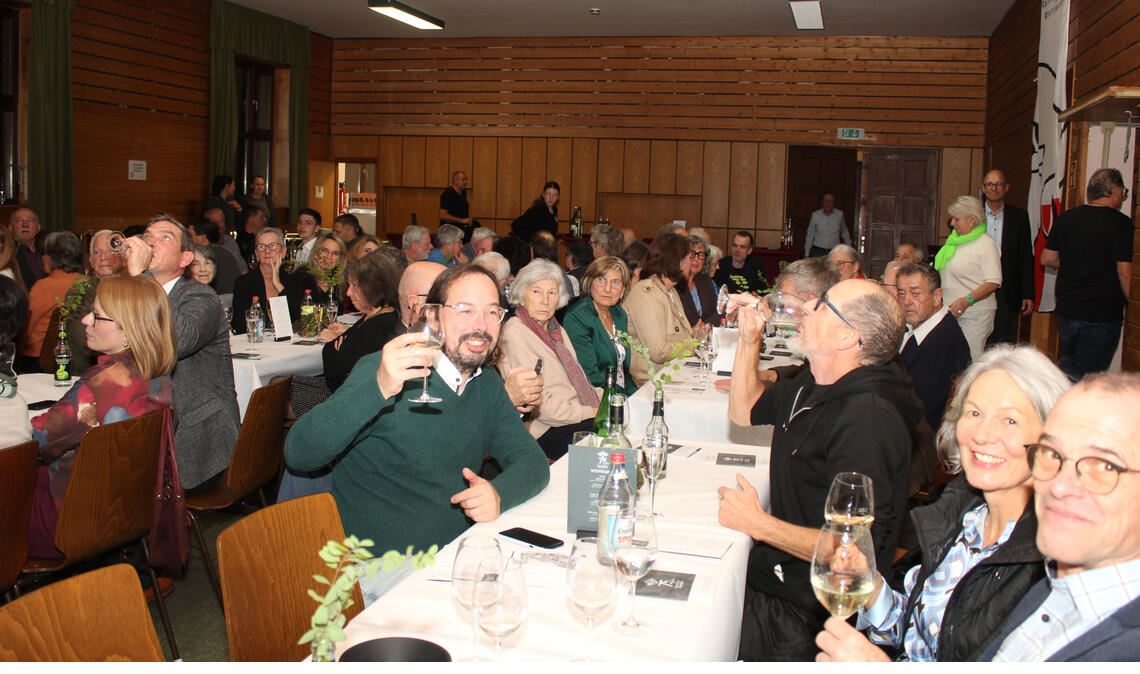 Ein Prosit auf die örtlichen Winzer: Rund 100 Gäste feiern im Bürgersaal gemeinsam mit der Sternenfelser Weingärtnergenossenschaft deren 75. Geburtstag. Fotos: Prokoph