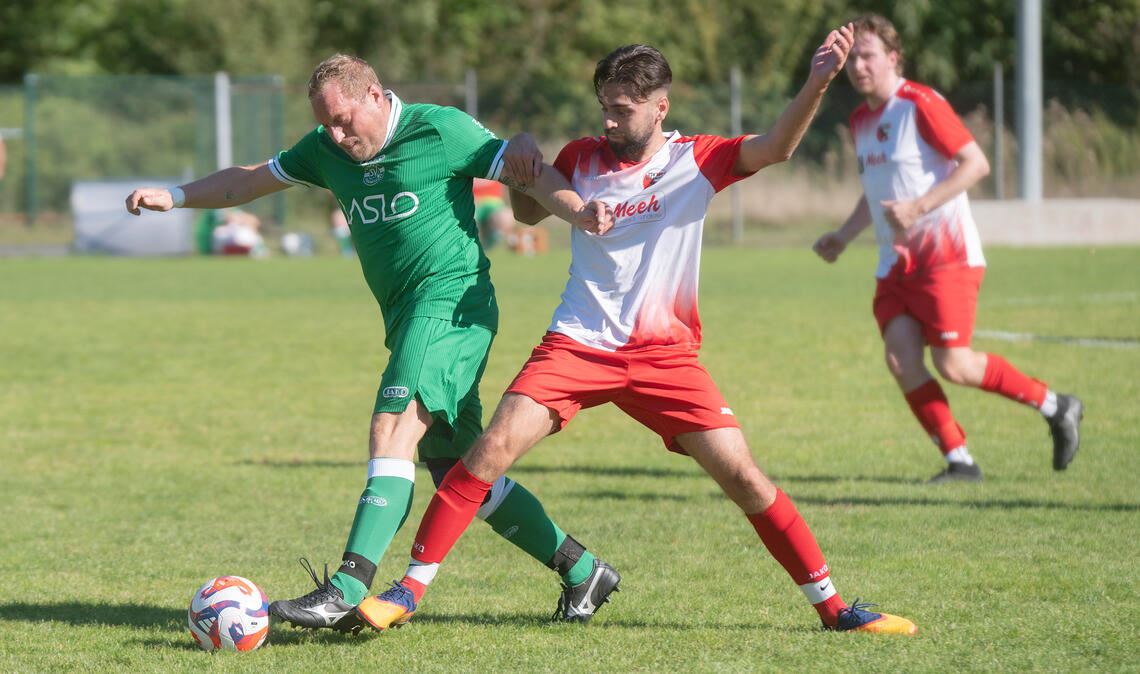 Ein Quäntchen Glück ist auch dabei: Der SV Sternenfels (grüne Trikots) gewinnt in einer Partie auf Augenhöhe gegen den TSV Wiernsheim. Foto: Fotomoment