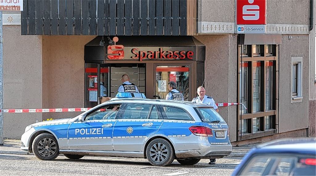 Bewaffneter Mann überfällt Sparkasse