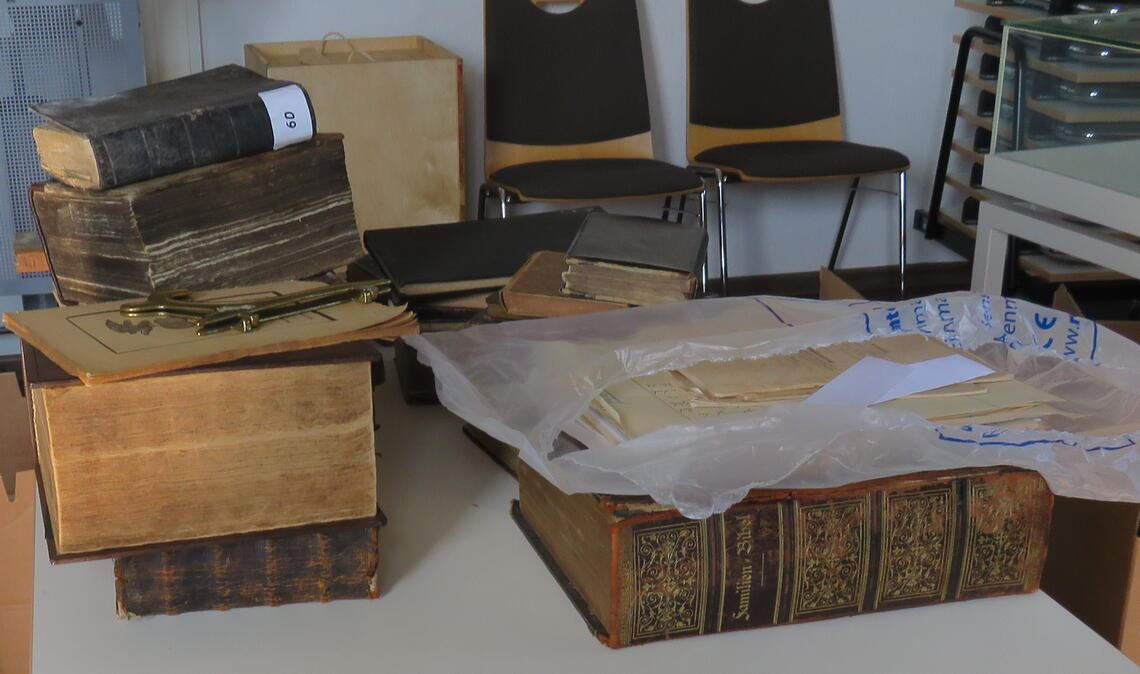 Ein Raum im Erdgeschoss des früheren Schulhauses dient seit dem Brand im Gebäude gegenüber als Lager für die Exponate des Waldenser-Museumsstübles. Im Erdgeschoss können die Gegenstände freilich nicht bleiben. Die Helferinnen und Helfer haben bereits vieles nach unten transportiert. Fotos: Becker