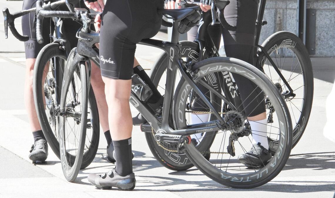 Ein Reddit-Thread über Rennräder auf der Straße entfacht eine hitzige Debatte über Radwege, Sicherheit, Regeln und Rücksicht. Warum das Thema so polarisiert, zeigt ein Blick auf die Argumente beider Seiten.