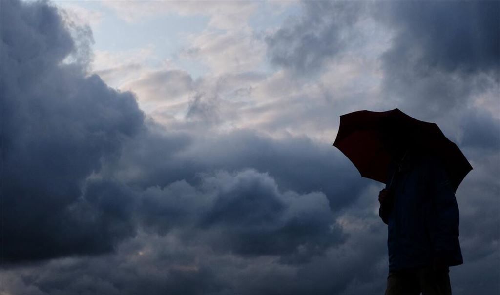 Ein Regenschirm ist am Mittwoch von Vorteil.