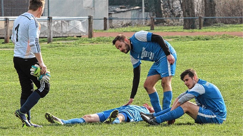 Ein Remis, das sich wie eine Niederlage anfühlt: Alexander Zimmermann tröstet die enttäuschten Sascha Bergemann (liegend) und Patrick Dolt (re.), Torhüter Dennis Genthner kommt hinzu.