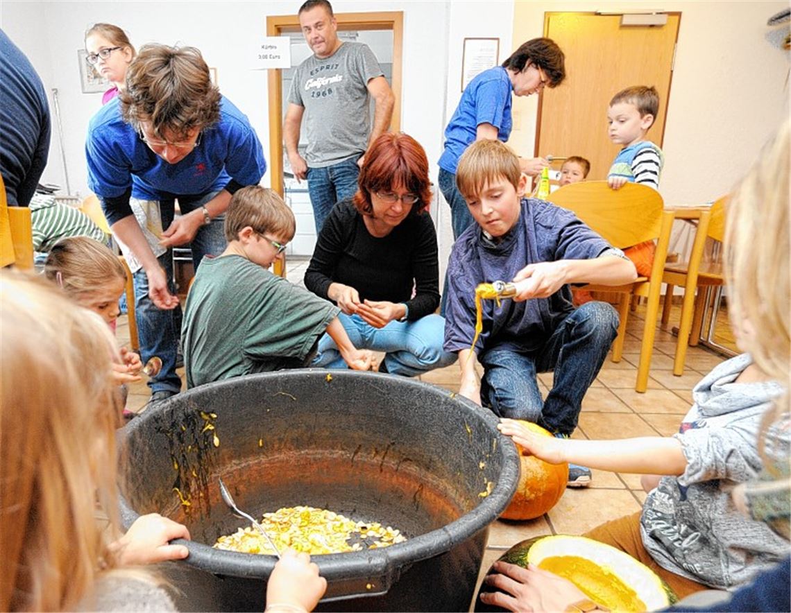 Kinder entwerfen ihren Kürbisgeist Kinder entwerfen ihren Kürbisgeist