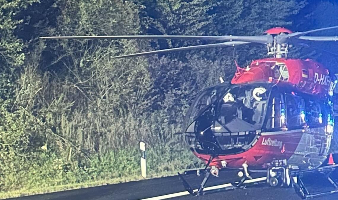 Ein Rettungshubschrauber brachte den Fahrer in ein Krankenhaus.
