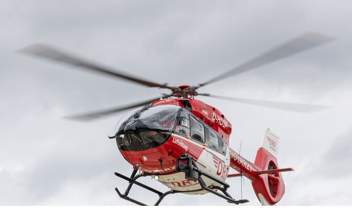 Rentner will Radfahrer passieren lassen – und tritt dann versehentlich aufs Gas Ein Rettungshubschrauber brachte den Radfahrer in ein Krankenhaus. (Symbolbild)