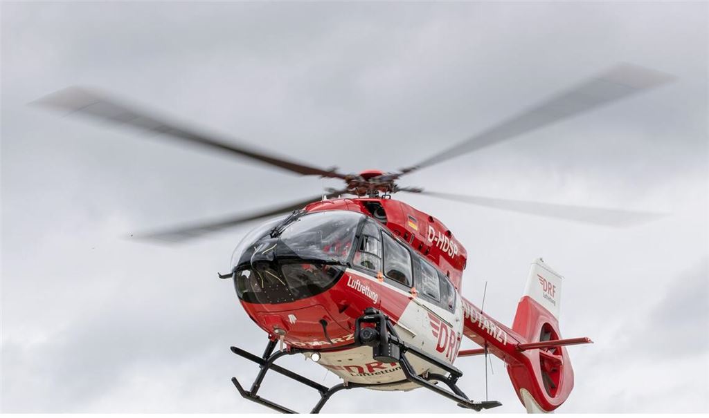 Ein Rettungshubschrauber brachte den Radfahrer in ein Krankenhaus. (Symbolbild)