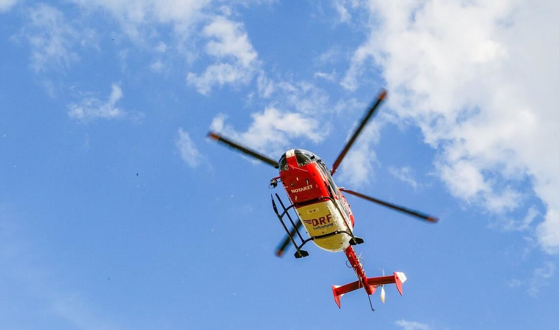 Ein Rettungshubschrauber fliegt am Himmel. (Symbolfoto)