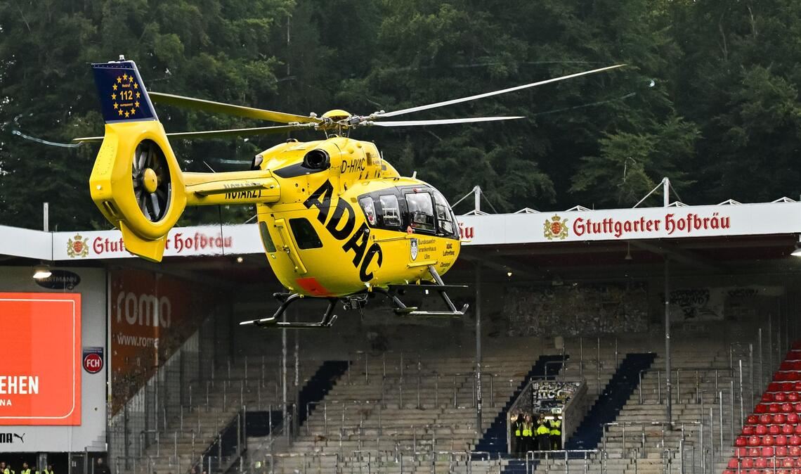 Ein Rettungshubschrauber landete nach dem Unglück im Stadion.