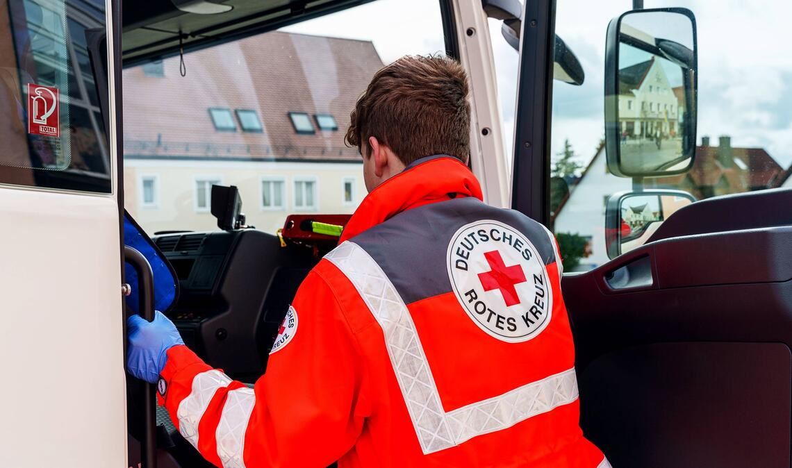 Ein Rettungssanitäter wurd in Ravensburg bei einem Einsatz verletzt. (Symbolbild)