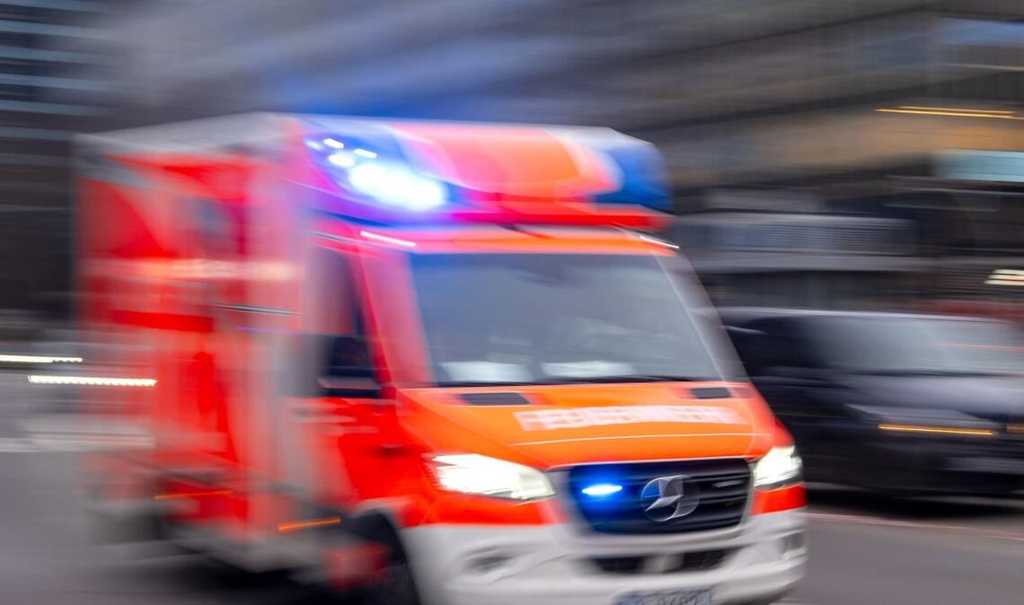 Ein Rettungswagen auf Einsatzfahrt. (Symbolfoto)