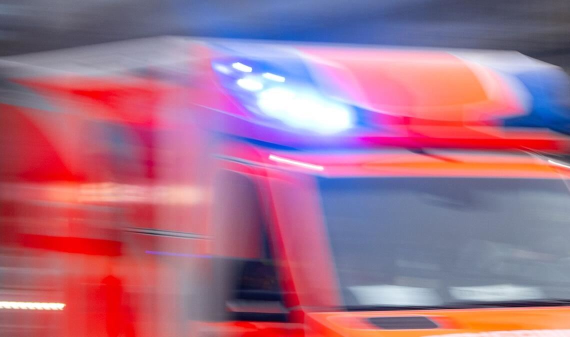 Ein Rettungswagen ist in Heilbronn mit einem Auto kollidiert (Symbolfoto).